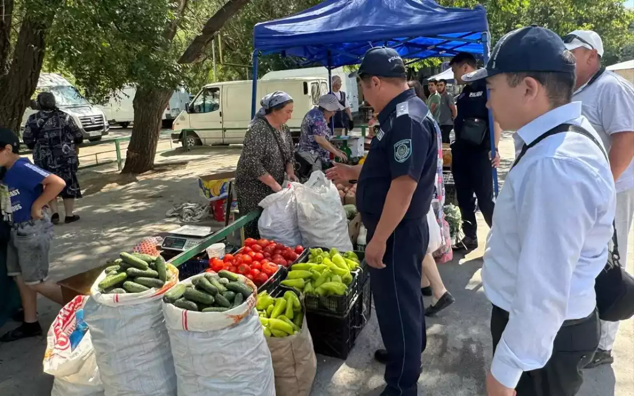 Қонаев қаласының әкімі «жабайы сауда» жасап тұрғандармен кездесті